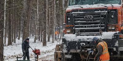 Truck maintenance during winter conditions with snow and ice